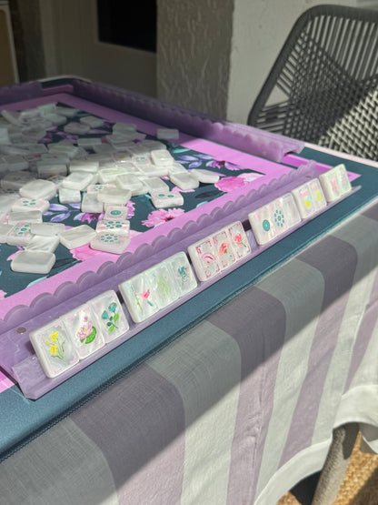 Close-up of Mahj Mood White Pearl mahjong tile showing natural pearl wave pattern and engraved detail